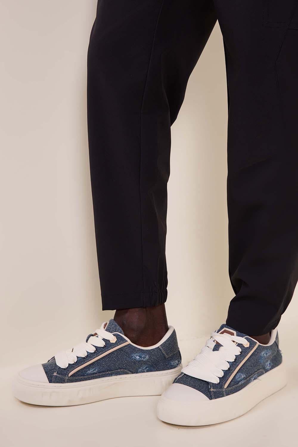 תמונת כל הלוק של נעלי סניקרס